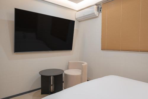 TV a/nebo společenská místnost v ubytování Hotel YAJA Namchuncheon