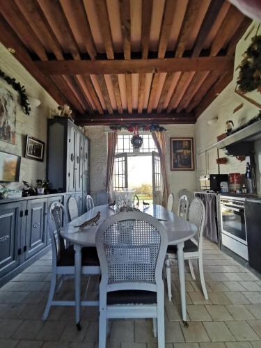 une salle à manger avec une table et des chaises dans une cuisine dans l'établissement Chateau Chandler 17eme 4 étoiles en Sologne, proche Sancerre et châteaux royaux, à Brinon-sur-Sauldre