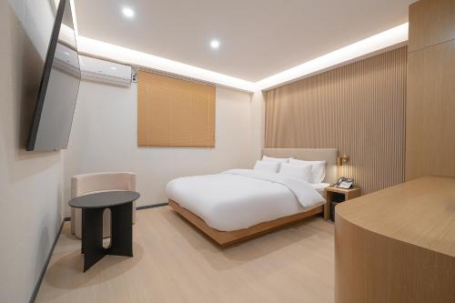 Postel nebo postele na pokoji v ubytování Hotel YAJA Namchuncheon