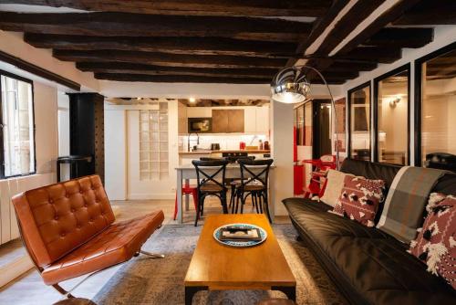 un salon avec un canapé et une table dans l'établissement Opéra Paris center Charming air-conditioned loft, à Paris