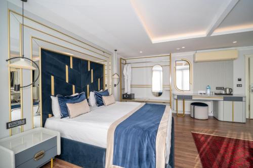 a bedroom with a large bed and a kitchen at The Byzantium Suites Hotel & Spa in Istanbul
