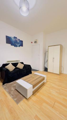 ChestertonにあるCity Stay Studios 2のベッドとコーヒーテーブルのあるリビングルーム