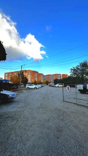 a parking lot with cars parked in front of buildings at Червоне і біле Мережа квартир Alex Apartments Документи для відряджень Безконтактне заселення 24-7 in Poltava