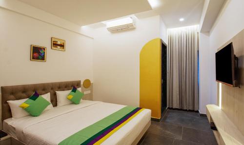 a bedroom with a bed and a television in it at Itsy Hotels Silver Keys in Bengaluru