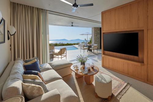 TV a/nebo společenská místnost v ubytování Mandarin Oriental, Costa Navarino