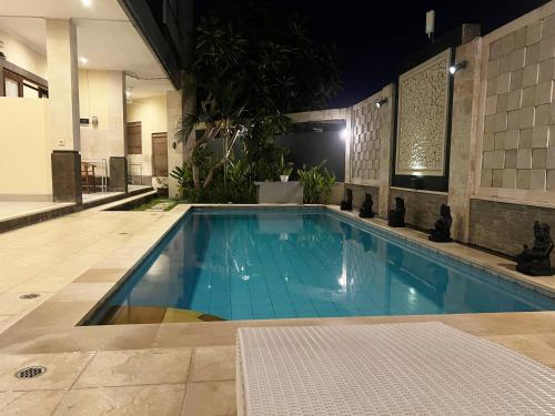 ein Schwimmbad in einem Gebäude in der Nacht in der Unterkunft VIILA VEAR in Canggu