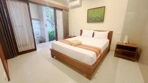 ein Schlafzimmer mit großem Bett und Fenster in der Unterkunft VIILA VEAR in Canggu