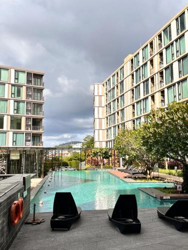a swimming pool in front of a large building at the base updown一卧 in Phuket Town