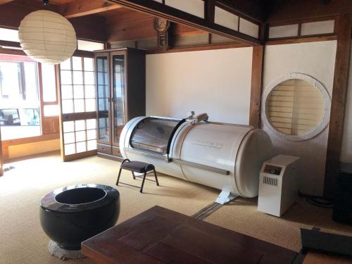 a living room with a large machine in a room at 島宿糸 in Iki