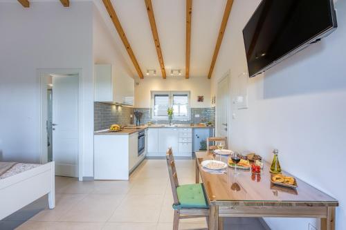 TinjanにあるLAVANDA - Relax in Greenery & Explore Istriaの木製のテーブルとダイニングルームのあるキッチン