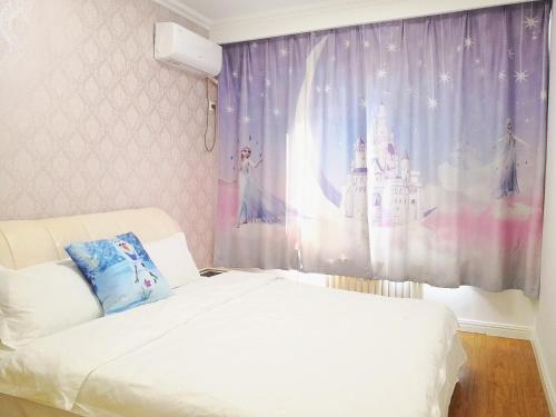 Postel nebo postele na pokoji v ubytování Tenchi's Frozen Apartment 冰雪奇缘主题冰雪大世界雪博会附近