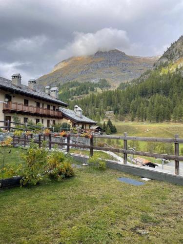 a resort with a fence and a mountain in the background at Monte Rosa Panorama in Staval