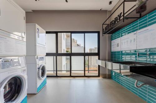 a laundry room with a washing machine and a window at Hospedagem Sofisticada em Perdizes – Próxima ao Allianz Parque e Espaço Unimed in Sao Paulo
