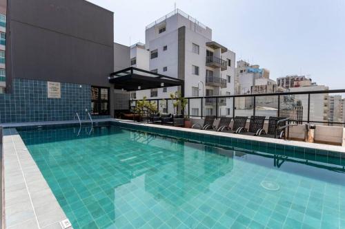 a large swimming pool on top of a building at Hospedagem Sofisticada em Perdizes – Próxima ao Allianz Parque e Espaço Unimed in Sao Paulo