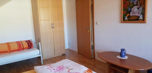 a small living room with a table and a door at Ferienwohnung Karin in Eltmann