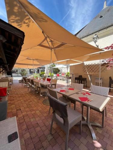 Ein Restaurant oder anderes Speiselokal in der Unterkunft Logis Hôtels Restaurant Le Relais Chenonceaux 