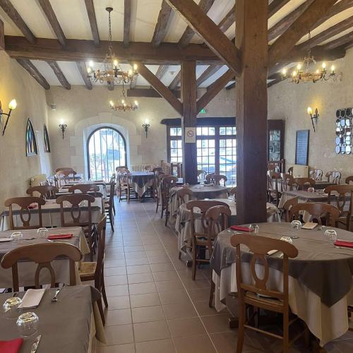 Ein Restaurant oder anderes Speiselokal in der Unterkunft Logis Hôtels Restaurant Le Relais Chenonceaux 