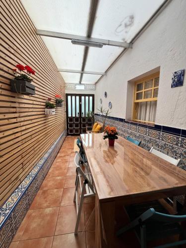 Una habitación con una mesa de madera en un edificio. en Casa del Molino, en Icod de los Vinos