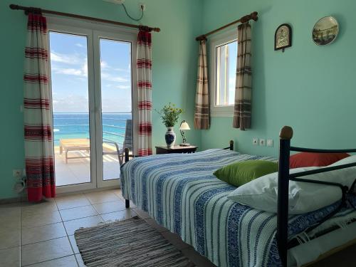 Katil atau katil-katil dalam bilik di Romantic House on the beach