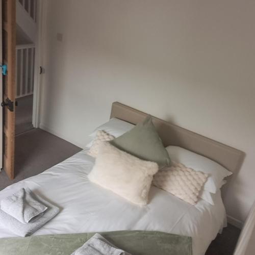 3 Bed Home sleeps 6 in Heart of Cardiff Free Parking photo 15