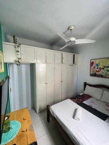 a bedroom with a bed and a ceiling fan at CasAMARelo Hostel in Salvador