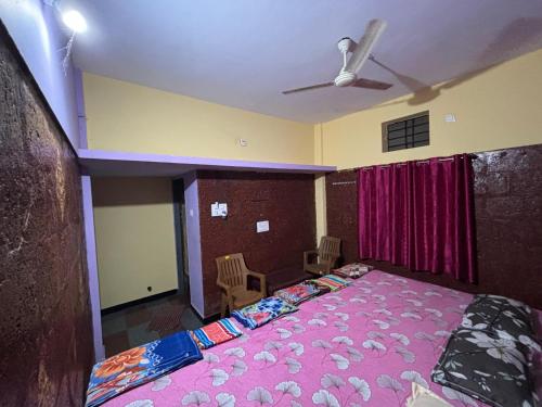 Postel nebo postele na pokoji v ubytování DANDELI NAKADI Home Stay