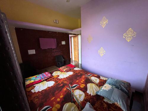 Postel nebo postele na pokoji v ubytování DANDELI NAKADI Home Stay