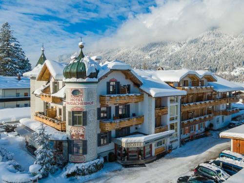 an aerial view of a hotel in the snow at Staudacherhof in Garmisch-Partenkirchen I Blick aufs Zugspitzmassiv I einzigartige Bayurvida Küche in Garmisch-Partenkirchen