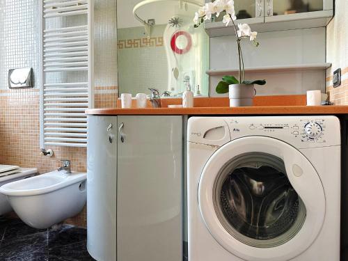 Ένα μπάνιο στο RED HOUSE - BEAUTIFUL APARTMENT - METRO m1