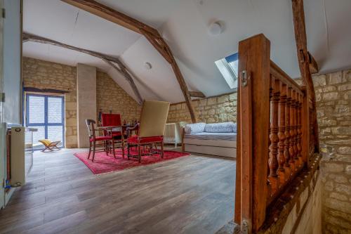 a living room with a table and a couch at Belle demeure avec piscine à Bourgueuil 5 ch/10 p in Bourgueil