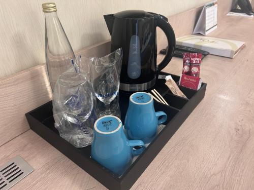 a tray with a blender and cups and a bottle at Hotel Siesta in Užice