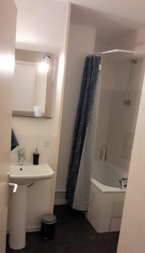 une salle de bain avec un lavabo, des toilettes et une douche dans l'établissement GabiHome, à Mulhouse