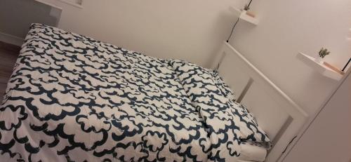 - un oreiller noir et blanc assis dans la chambre dans l'établissement GabiHome, à Mulhouse