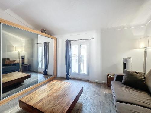 Photo de la galerie de l'établissement 30m2 Chambre Mezzanine - 50m Palais & Plages, à Cannes