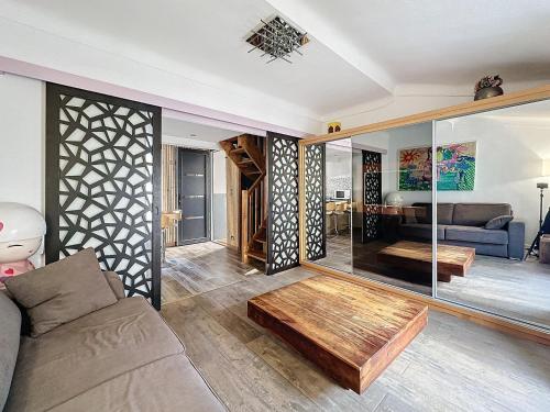 Photo de la galerie de l'établissement 30m2 Chambre Mezzanine - 50m Palais & Plages, à Cannes