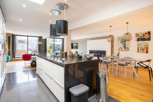 a kitchen and living room with a dining room at Grand Loft plein centre Concarneau in Concarneau