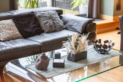 a living room with a couch and a glass table at Grand Loft plein centre Concarneau in Concarneau