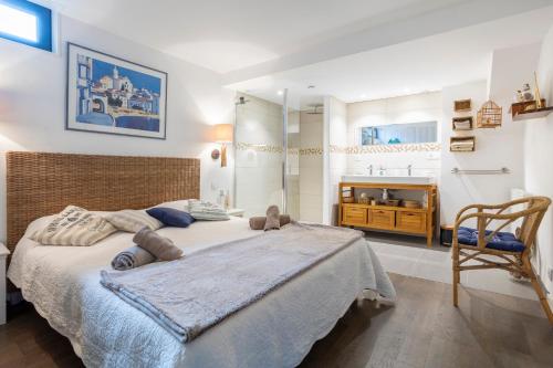 a bedroom with a large bed and a bathroom at Grand Loft plein centre Concarneau in Concarneau