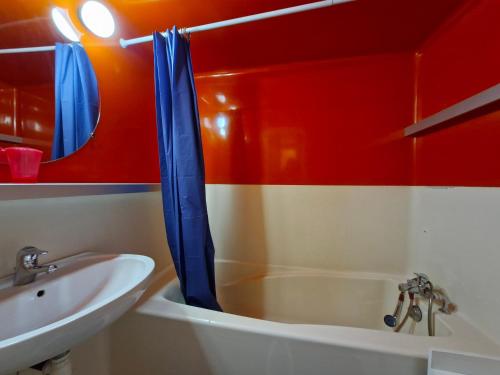 une salle de bain avec une baignoire et un lavabo dans l'établissement 2 pièces, 6 pers, proche pistes et commerces, balcon, animaux admis - FR-1-411-190, à Arc 1800