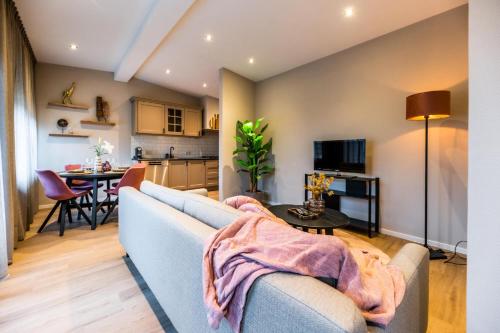 a living room with a couch and a kitchen at Vakantiewoning Plantage 40 in Bruinisse