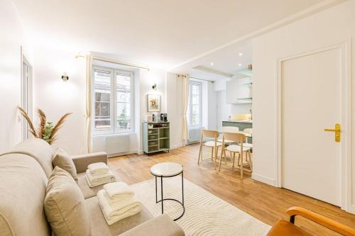 un salon avec un canapé et une table dans l'établissement Lovely Flat-4 Pers-Sacré Cœur-Montmartre, à Paris