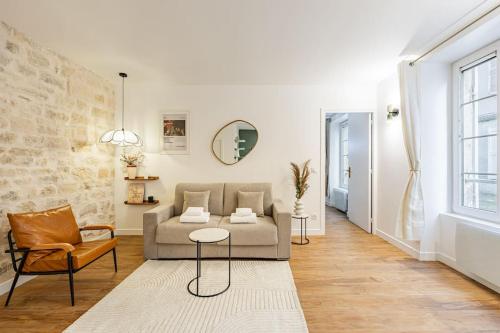un salon avec un canapé et une table dans l'établissement Lovely Flat-4 Pers-Sacré Cœur-Montmartre, à Paris