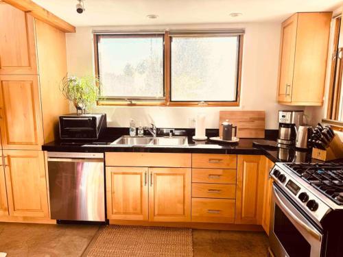 Kuchyň nebo kuchyňský kout v ubytování CASA TUA SANTA FE 2BR 2BA Design Loft Yoga studio Outdoor Living