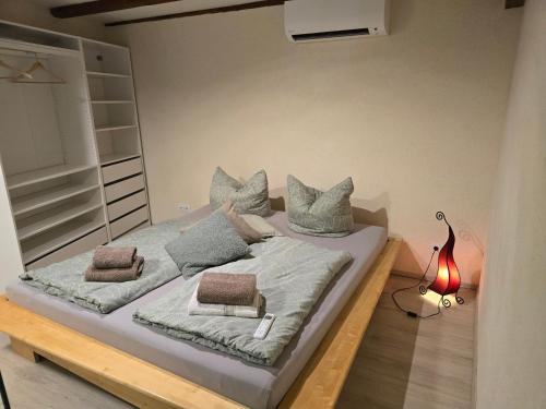 Ένα ή περισσότερα κρεβάτια σε δωμάτιο στο Luxus-Wohnung mit IndoorPool