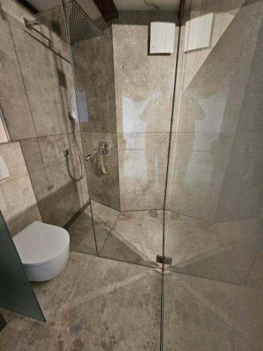 Ένα μπάνιο στο Luxus-Wohnung mit IndoorPool