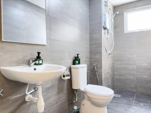 a bathroom with a white toilet and a sink at Cozy 4B2B for 8 pax - 15 min to Lotus's Mall Kajang in Kampong Paya