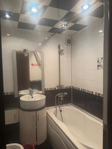 ein Badezimmer mit Badewanne, Waschbecken und Badewanne in der Unterkunft Home in Baku