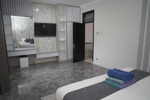 een hotelkamer met een bed en een televisie bij 4 BEDROOM VILLA KUTA REGENCY B10 in Kuta