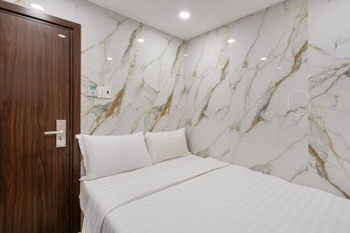 Una cama o camas en una habitación de Hoàng Quỳnh Hotel