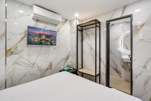 Una cama o camas en una habitación de Hoàng Quỳnh Hotel